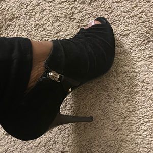 Size 8 Dollhouse bootie style heel